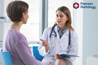 Врач разговаривает с пациентом